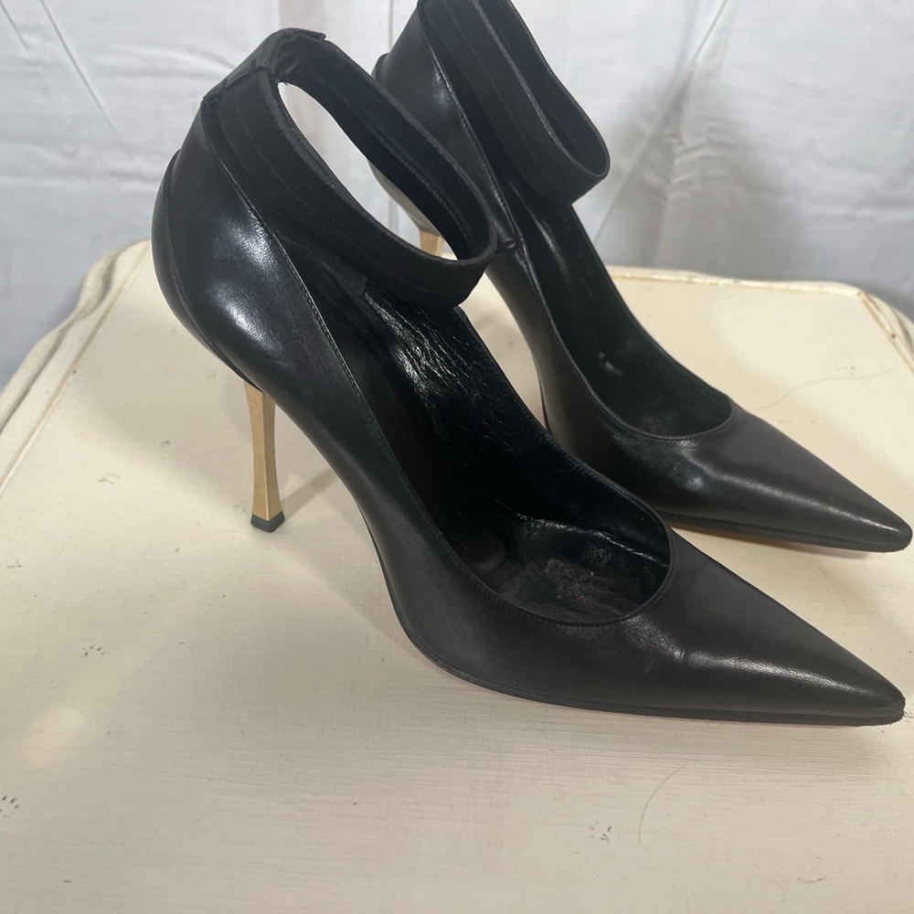 Gucci black leather heels have silver stiletto so sexy!